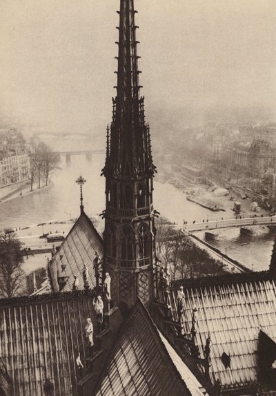 パリ塔から見たノートルダム寺院の尖塔（モノクロ写真） 作： ヨーロッパの写真家