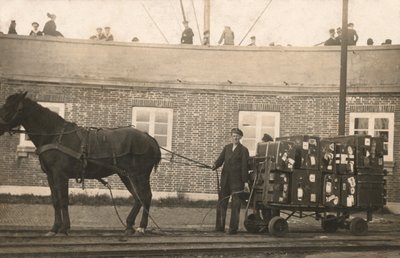 波止場で馬車の荷物用トローリーを持つポーター（モノクロ写真 作： European Photographer