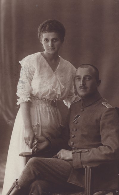 兵士とその妻の肖像（モノクロ写真 作： European Photographer