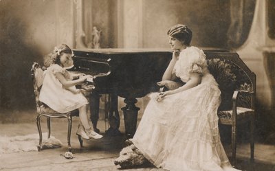 ピアノを弾く少女を見つめる女性の肖像（モノクロ写真） 作： European Photographer