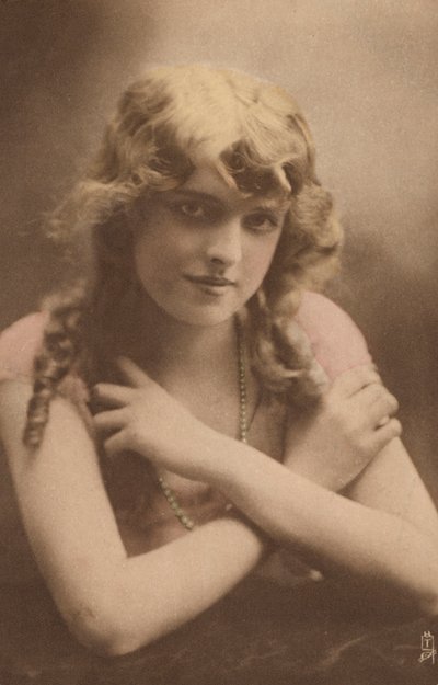 若い女性の肖像画。 (白黒写真) 作： European Photographer