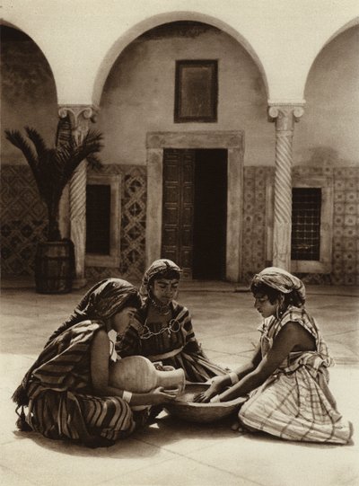 チュニス、アラブの家の女性グループ（モノクロ写真） 作： European Photographer