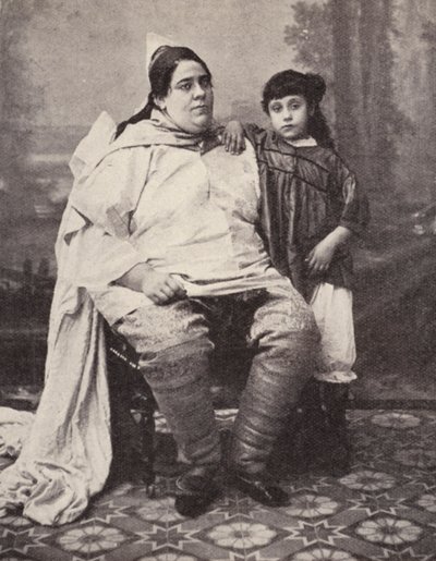 チュニジアのユダヤ人女性とその娘（モノクロ写真 作： European Photographer