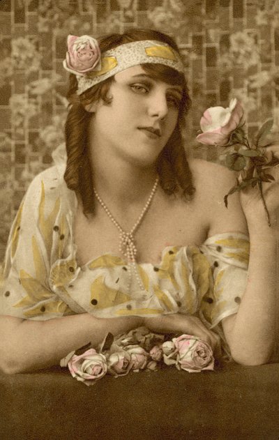 花を持ってポーズをとる女性（カラー写真） 作： European Photographer