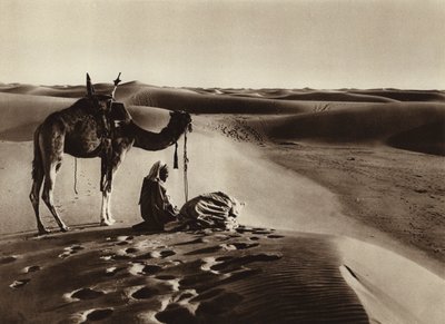 砂漠での礼拝（白黒写真） 作： European Photographer