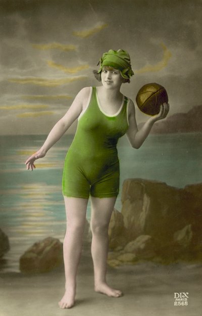 水着姿の若い女性（カラー写真） 作： European Photographer