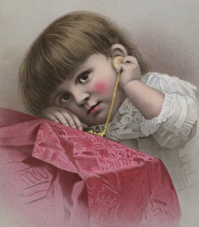 金の時計のカチカチを聞いている茶色の髪の大きな目をした子供 作： European School