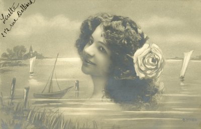 髪にバラの花をつけた少女（モノクロ写真） 作： European School
