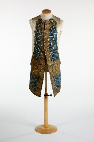 金の金属糸、青いシェニールとスパンコールで飾られたチョッキ、c.1750-70（シルク） 作： European School