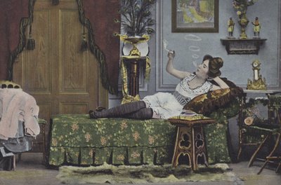 長椅子で喫煙する女性（カラー写真） 作： ヨーロピアンスクール