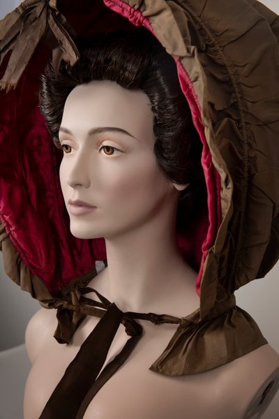 ピンクのシルクの裏地が付いた女性の茶色のシルクカラッシュ、1760年代（シルク） 作： European School
