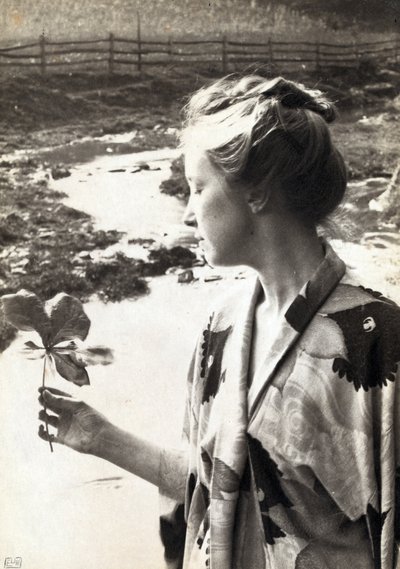 5月のリンゴの葉 作： Eva Lawrence Watson Schutze