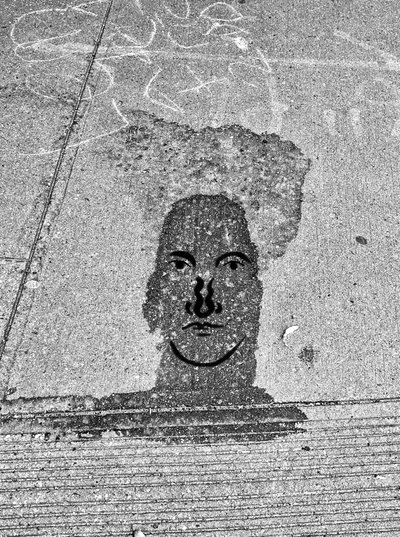 Face On Sidwalk, c.2020-24（デジタルアート） 作： エヴァン・スクラー