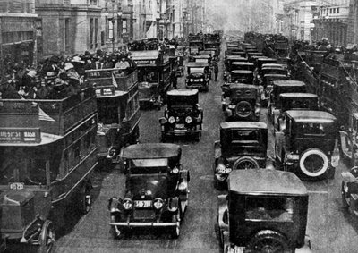 管制塔、米国ニューヨーク市、c1930sから見た5番街の交通。 作： Ewing Galloway