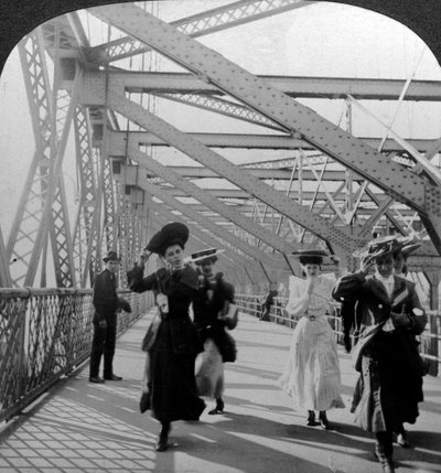プロムナード、ウィリアムズバーグ橋、ニューヨーク、アメリカ合衆国、c1900年代。 作： Excelsior Stereoscopic Tours