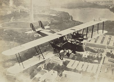 [ワシントンD.C.上空を飛ぶ飛行機] 作： Fedele Azari
