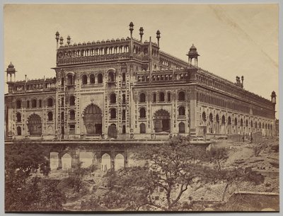 Asaf-ud-Daula Imambara、または墓の外観 作： Felice A. Beato