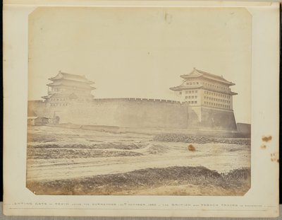 [降伏後の北京の安寧門-1860年10月21日-イギリス軍とフランス軍の占領]。 作： Felice Beato