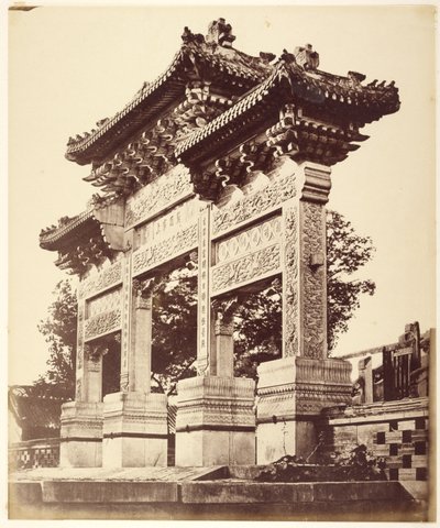 1860年10月、ペキン近郊のラマ教寺院のアーチ 作： Felice Beato