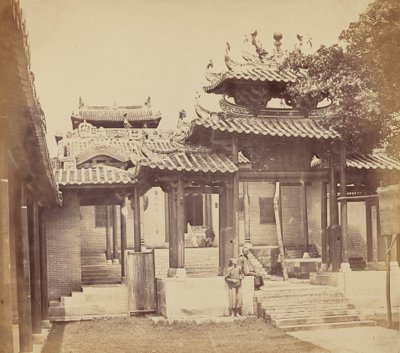1860 年 4 月、カントンのファイブ ジニー寺院への入り口 作： Felice Beato