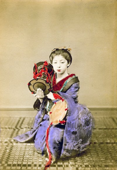 鼓を奏でる芸者、日本、1882 作： Felice Beato