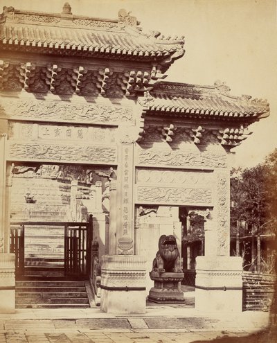 1860 年 10 月、ペキン近郊のラマ教寺院の入り口の一部 作： Felice Beato