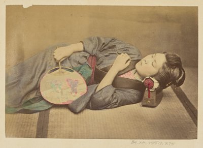 [扇子を持って眠る日本人女性] 作： Felice Beato