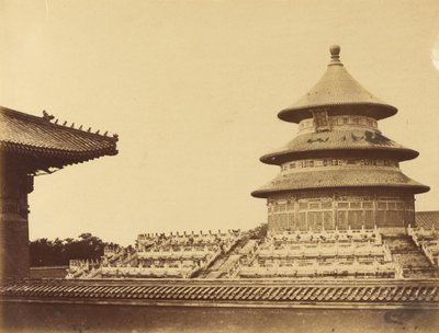 中国・北京の僧侶が焼かれた場所から見た天壇。1860年10月 作： Felice Beato