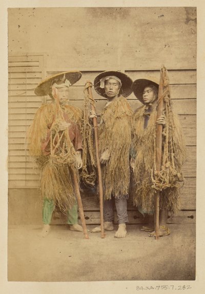 [草の衣をまとい、つばの広い帽子をかぶった3人の日本人男性] 作： Felice Beato