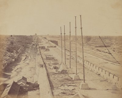 1860 年 10 月、北京のアンティン ゲートから城壁の頂上、イギリス軍とフランス軍に占領された。 作： Felice Beato