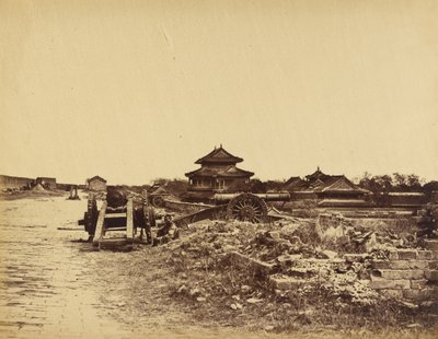 我が軍の砲台に向けられた中国軍の砲を示す北京の城壁の頂上（1860年10月14日 作： Felice Beato