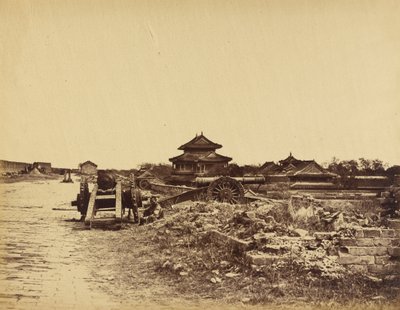 1860年10月14日、私たちのバッテリーに向けられた中国の銃を示す北京の壁の上部 作： Felice Beato