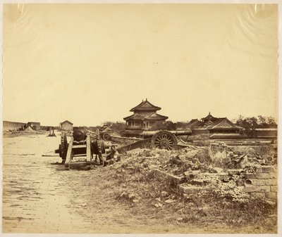 [1860年10月14日に占領された北京の城壁の上部に、わが軍の砲台に向けられた中国の砲が写っている。］ 作： Felice Beato