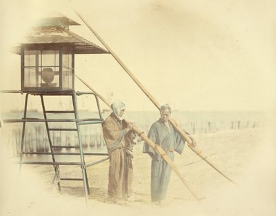 [ランタンの横に立つオールを持った二人の男]。 作： Felice Beato