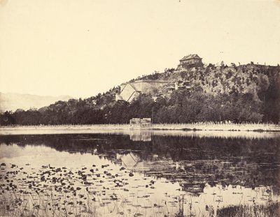 1860年10月18日、北京の湖から取られたバーニング後の皇居、元明遊園の眺め 作： Felice Beato