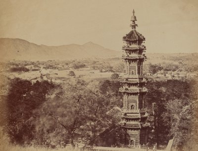 1860年10月、北京の頤和園の頤和園の眺め、燃える前のパゴダを示す 作： Felice Beato