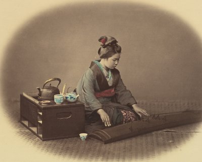 箏を弾く茶器を持つ女性、カリフォルニア州。 1860年。 作： Felice Beato