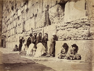 エルサレムの嘆きの壁（西の壁）で祈りを捧げるイスラエル人の一団 作： Félix Bonfils
