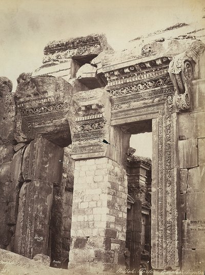 古代シリアの都市、ヘリオポリスまたはバールベック（現在のレバノン）の考古学地区にあるジュピター神殿または太陽の神殿の入口 作： Félix Bonfils