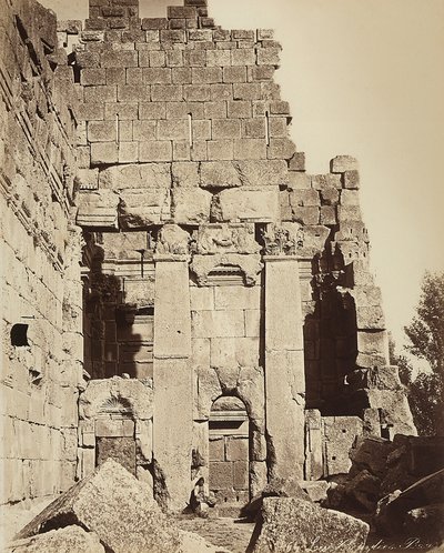 古代シリアの都市、ヘリオポリスまたはバールベック（現在のレバノン）の考古学地区にある、ジュピター神殿または太陽神殿のプロピュライア。 作： Félix Bonfils