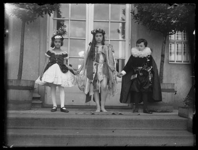 フェルディナンドの子供たち、女性のスーツに汚れ 作： Ferdinand Schmutzer