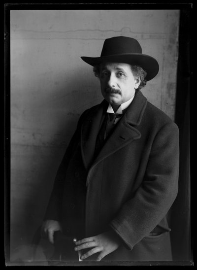 アルベルト・アインシュタイン（1879-1955）の写真 作： Ferdinand Schmutzer