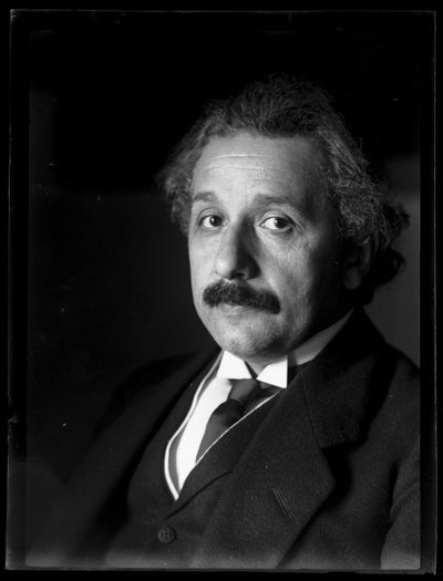 アルベルト・アインシュタイン（1879-1955）の写真 作： Ferdinand Schmutzer