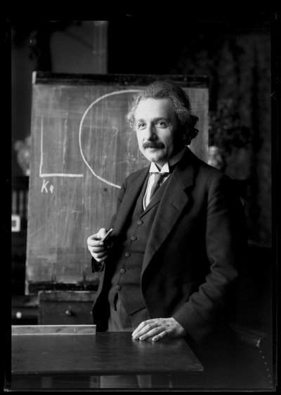 アルベルト・アインシュタイン（1879-1955）の写真 作： Ferdinand Schmutzer