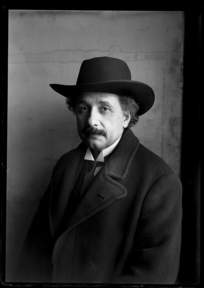 アルベルト・アインシュタイン（1879-1955）の写真 作： Ferdinand Schmutzer