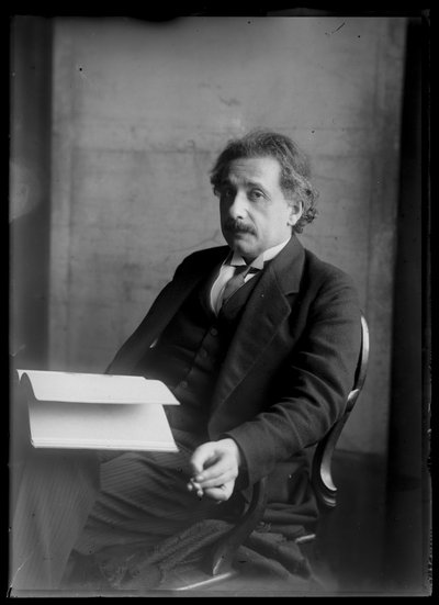 アルベルト・アインシュタイン（1879-1955）の写真 作： Ferdinand Schmutzer
