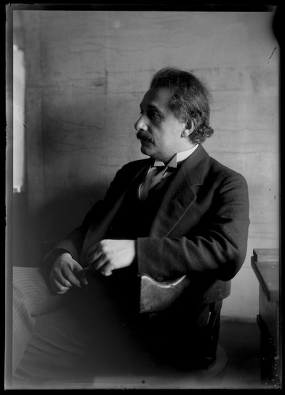 アルベルト・アインシュタイン（1879-1955）の写真 作： Ferdinand Schmutzer