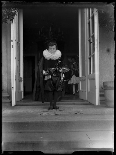 子供の頃のヨハネス・ソルドネス（1913-1958）のコスチューム姿の写真 作： Ferdinand Schmutzer