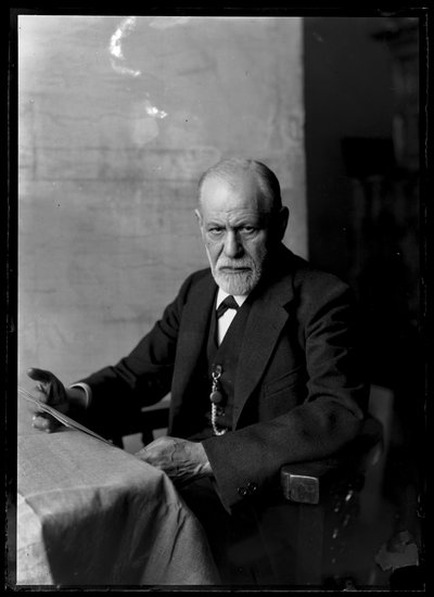 ジークムント・フロイト（1856-1939）の写真 作： Ferdinand Schmutzer
