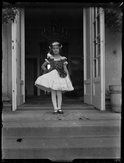 スザンネ・ソルドネス（1911-1991）の子供時代のコスチューム写真 作： Ferdinand Schmutzer